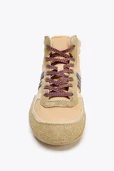 Zapatilla deportiva tipo botín color beige con detalles en azul marino y naranja.