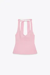 Top de cuello halter con escote pico, estampado a cuadros vichy rosas y blancos. Detalle de lazo en la espalda, forro interior y cierre lateral con cremallera oculta.