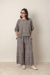 Blusa italiana de lino color gris con estampado floral al tono, de corte suelto y mangas cortas. Incluye pantalón palazzo haciendo juego.