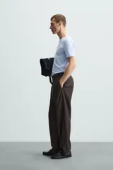 Camiseta slim fit de manga corta y cuello redondo, confeccionada en tejido de algodón con elasticidad.