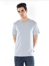 Remera celeste de algodón con cuello redondo y logo CK bordado en el pecho.