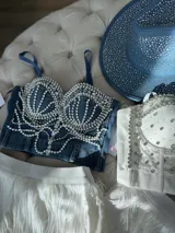 Corset de jean celeste con perlas, strass y tiras removibles.