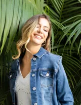 Campera de jean azul de la marca Baccini, con cuello solapa, bolsillos delanteros y cierre frontal con botones metálicos.