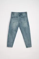 Pantalón de jean azul claro, corte slim taper, con bolsillos delanteros y traseros.