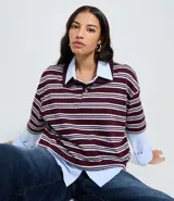 Remera de media malla con cuello polo, manga corta y estampado de rayas horizontales en tonos rosa, blanco y azul.