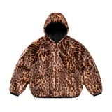 Campera reversible negra con capucha, de algodón y piel sintética. Presenta un bolsillo tipo canguro en el frente y el logo de Supreme bordado en la espalda.