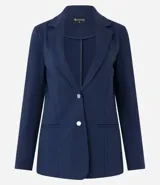 Blazer femenino de corte alargado, color gris oscuro, con cuello solapa, cierre frontal de dos botones y bolsillos incorporados.