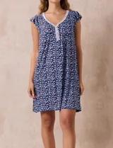 Camisón corto negro con estampado de lunares blancos, escote en V con puntilla blanca y botones.