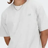 Remera de algodón color gris con logotipo bordado de New Balance y mangas cortas.