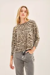 Sweater de poliéster, acrílico, poliamida y lana con estampado animal print, cuello redondo y corte relajado.