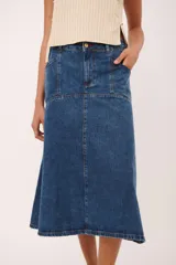 Falda midi de jean azul oscuro, con corte ligeramente acampanado y detalle de costura central vertical. Presenta paneles horizontales a la altura de la cadera que simulan bolsillos.