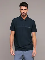 Chomba azul marino de manga corta con cuello polo y cierre de cremallera parcial. Presenta una banda horizontal en el pecho y el logo de Calvin Klein bordado en el lateral.