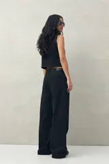 Pantalón de jean celeste de corte ancho, tiro alto y silueta fluida.