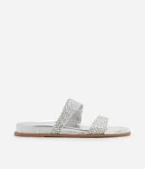 Sandalias planas plateadas con dos tiras trenzadas asimétricas y suela marrón.