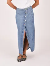 Falda larga de denim color celeste claro, de corte recto, con abertura frontal abotonada.