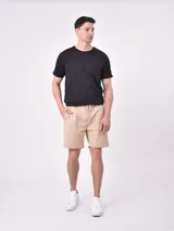 Bermuda color beige con cintura elastizada y cordón ajustable.