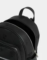 Mochila negra de cuerina con relieve y doble bolsillo frontal con cierre.