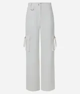 Pantalón de vestir blanco, de corte recto, con bolsillos cargo laterales y detalle de aro metálico en la trabilla.