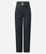 Pantalón de jeans de corte recto, tiro alto, color azul oscuro lavado. Presenta costuras contrastantes y cinturón con hebilla metálica de doble media luna.