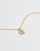 Cadena corta dorada con dije de la letra A cubierto de strass.