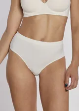 Bombacha tiro alto cavada de microfibra sin costura, con forro 100% algodón.