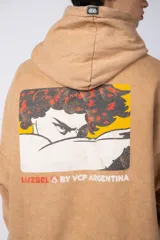 Buzo canguro color ocre con capucha y cordones negros, de corte oversize y confeccionado en tela de algodón friza con teñido artesanal y estampa circular en el pecho.