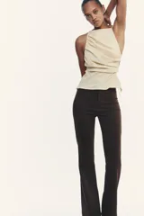 Pantalón blanco de tiro alto con corte acampanado.