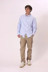 Pantalón cargo color beige con bolsillos laterales con solapa y cierre de botón a presión.