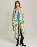 Camisa larga con estampado de motivos deportivos, cuello camisero verde y mangas largas con puños estampados.