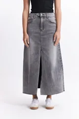Falda midi de denim celeste, de tiro alto y corte recto, con tajo frontal y ruedo desflecado.
