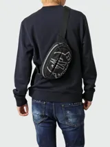 Riñonera negra de diseño versátil, con logotipo destacado y correa ajustable.
