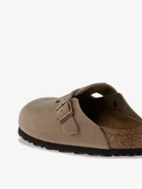 Zuecos Birkenstock Boston de cuero engrasado color marrón topo, con plantilla anatómica de corcho y látex, y hebilla metálica ajustable.