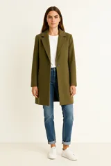 Tapado verde militar de manga larga, con solapa y un botón frontal.