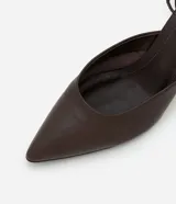 Zapato de tacón de cuero color marrón chocolate, con punta fina, tacón fino y pulsera al tobillo con hebilla dorada.