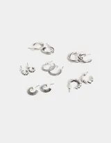 Set de seis pares de aros tipo argolla con distintos diseños bañados en plata y cierre de tope a presión.