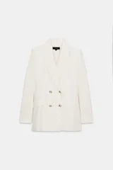 Blazer cruzada de color negro, confeccionada en tejido con lino. Presenta cuello solapa con muescas, hombreras, manga larga, falsos bolsillos con solapa y cierre frontal cruzado con botones metálicos dorados.