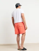 Short de baño verde con cintura elástica ajustable con cordón.