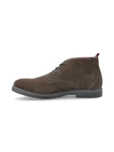 Botín de hombre Hush Puppies modelo New Safari, color marrón, confeccionado en cuero gamuzado con cordones y suela de goma.