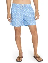 Short de baño celeste con estampado de caballitos de mar rosados. Tiene cintura elástica con cordón ajustable, bolsillos laterales y traseros.