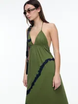 Vestido largo de algodón color beige con estampado tie-dye azul. Tiene breteles finos, escote en V y espalda descubierta.