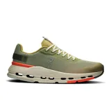 Championes urbanos On Running Cloudnova Form 2, color verde oliva con detalles en naranja y beige.