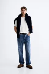 Jersey de punto color marrón oscuro, de corte relajado (relaxed fit), con cuello redondo y manga corta.