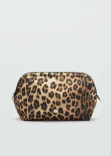 Neceser tipo tambor con estampado animal print, forro interior y cierre de cremallera.