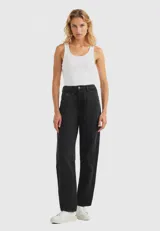 Pantalón de jean negro, de corte recto y tiro medio.