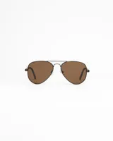 Lentes de sol estilo aviador con montura metálica fina de color oscuro y cristales polarizados de color marrón.