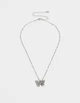 Collar corto dorado con dije de mariposa calada y un cristal en el centro.