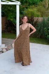 Vestido largo de viscosa con estampado animal print de leopardo, breteles finos y escote en V.