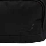 Bandolera negra New Balance con correa ajustable, bolsillo trasero y bolsillo frontal pequeño.