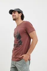 Remera verde militar de algodón con cuello redondo y manga corta. Estampado frontal con diseño de montañas y texto en color negro.