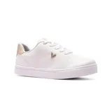 Championes blancos de cuero sintético con detalles dorados en el talón y logo en forma de V en el lateral.